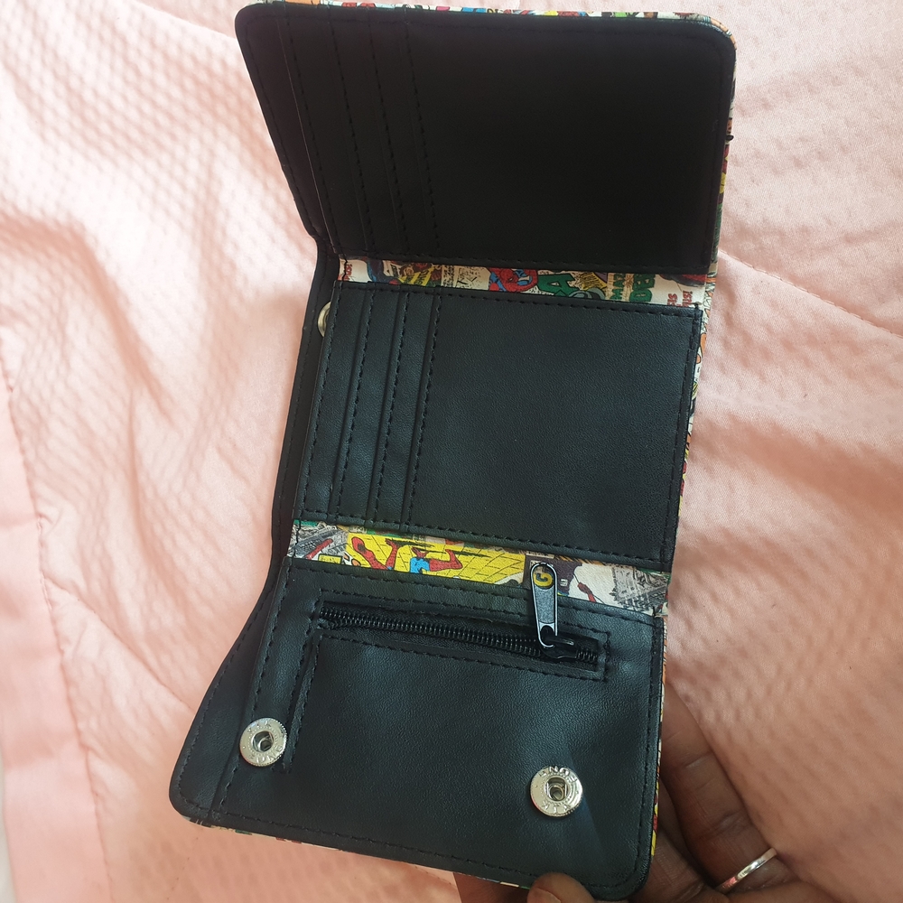 Marvel Colorful Comic Wallet - Picture 4 of 4